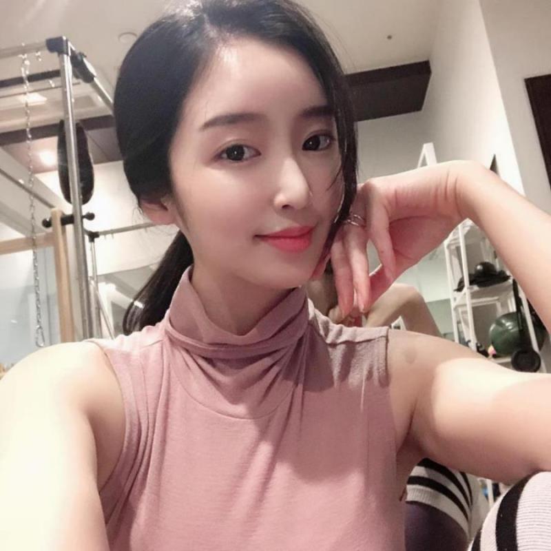 北京私人伴游女孩游戏主播章佳⽩容 北京私人伴游女孩游戏主播章佳⽩容